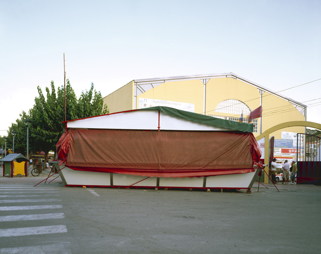 Walking Around - Manuel Pinar